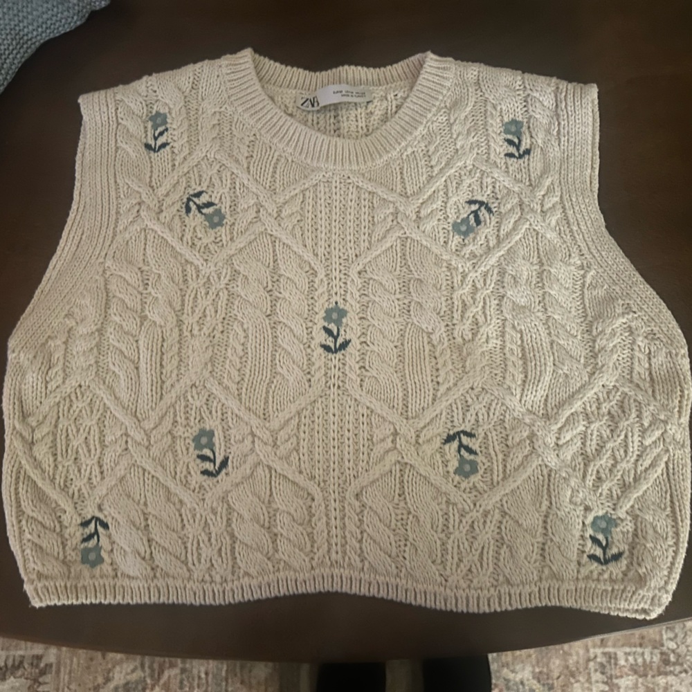 Cable Knit Sweater Vest-Embroidered ZARA